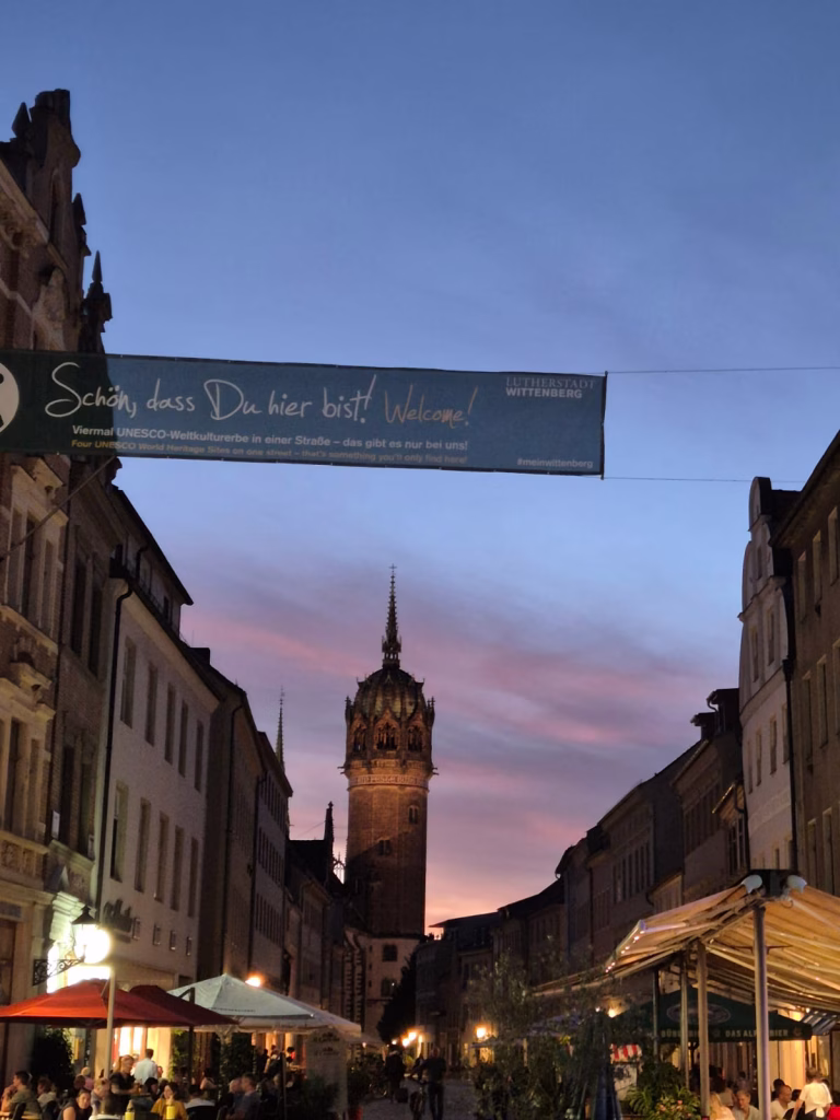 Abendlicher Blick auf den Kirchturm der Schlosskirche in Wittenberg