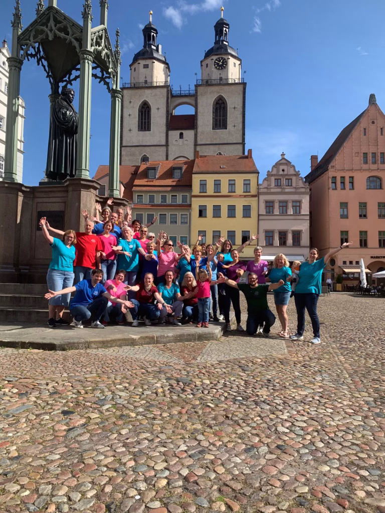 Gruppenfoto des Chors Joy'n'Music vor der Stadtkirche St. Marien in Wittenberg