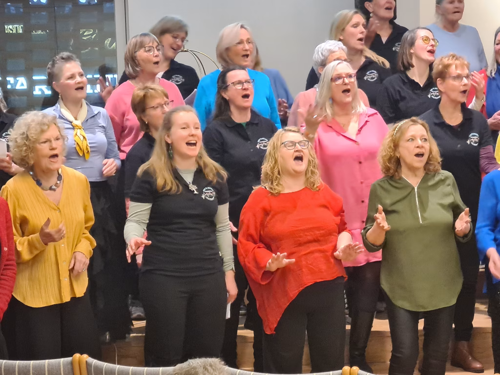 Begeisterte Sänger der Gospelchöre Liberty und Joy'n Music