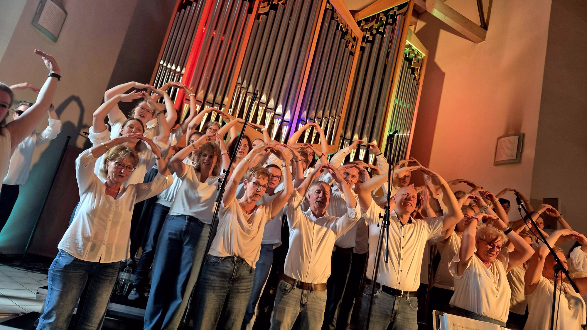 Der Gospelchor Joy´n Music bei einem Lied mit viel Bewegung und guter Stimmung.